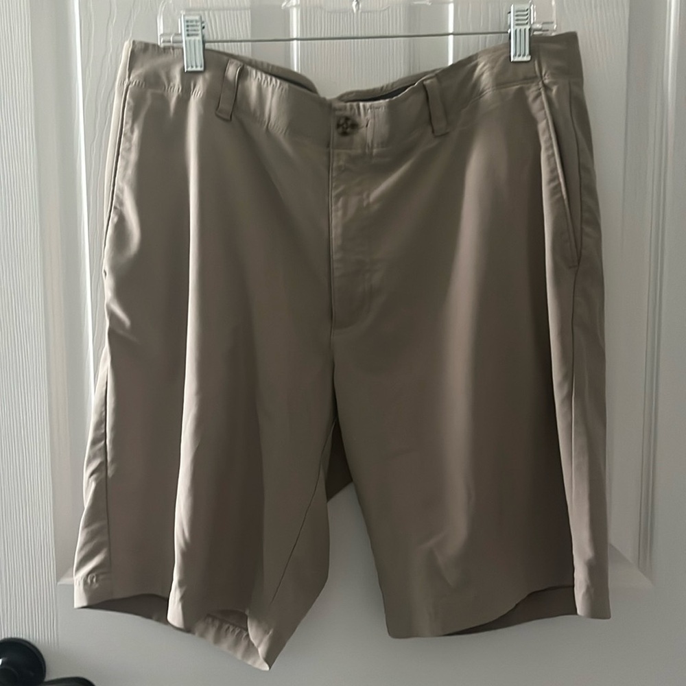 Men’s tan 9 inch inseam lightweight shorts.